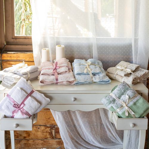 Set di asciugamani in spugna con pizzo, composto da asciugamano viso e ospite, disponibile in sei colori: bianco, beige, grigio, rosa, azzurro, verde.