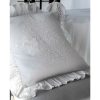 Fodera per cuscino bianca 40x40 cm in cotone con ricamo floreale e balza plissé, stile elegante e raffinato.