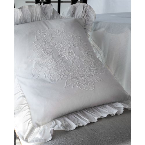 Fodera per cuscino bianca 40x40 cm in cotone con ricamo floreale e balza plissé, stile elegante e raffinato.