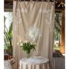 Tenda beige in cotone 140x290 cm con ricami floreali bianchi e intaglio centrale trasparente. Stile elegante e romantico.