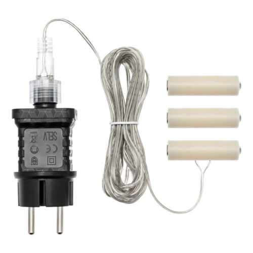 Trasformatore per decorazioni natalizie, sostituisce 3 batterie AA con alimentazione da presa, include cavo lungo e adattatori.