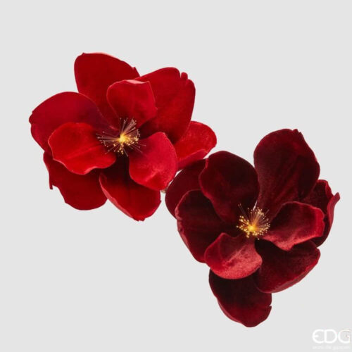 Dos magnolias de terciopelo rojo con pistilos dorados y luz LED en el centro, con clip trasero para sujeción decorativa.