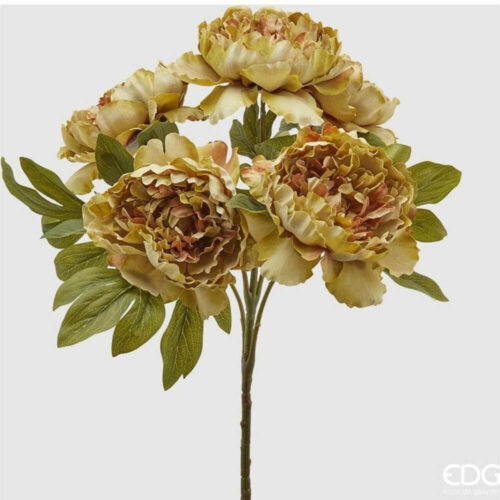 Cespuglio artificiale con cinque fiori di peonia in tessuto giallo rosato e foglie verdi vellutate.