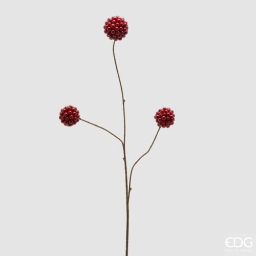 Ramo decorativo con tre sfere rosse lucide formate da piccole bacche, su stelo marrone lungo e sottile.