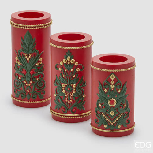 Set di tre portacandele cilindrici rossi con decori verdi e dorati in rilievo, in stile natalizio elegante.