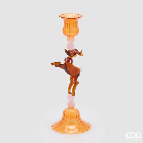 Portacandela in vetro arancione con base e coppa ondulata, decorato con una simpatica renna in vetro rosso e dettagli rosa.