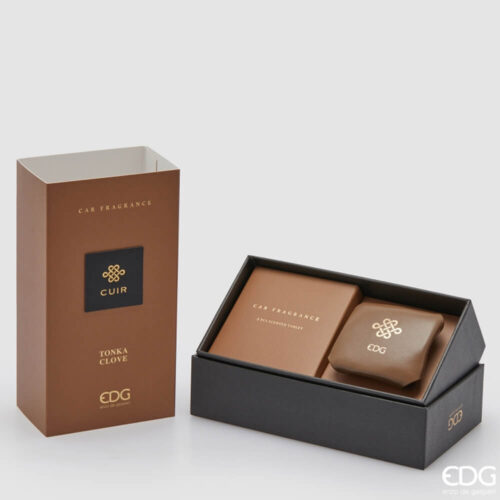 Profumatore per auto EDG in similpelle marrone, con scatola regalo e 2 ricariche profumate Tonka Clove, supporto in pelle grigia e clip di fissaggio.