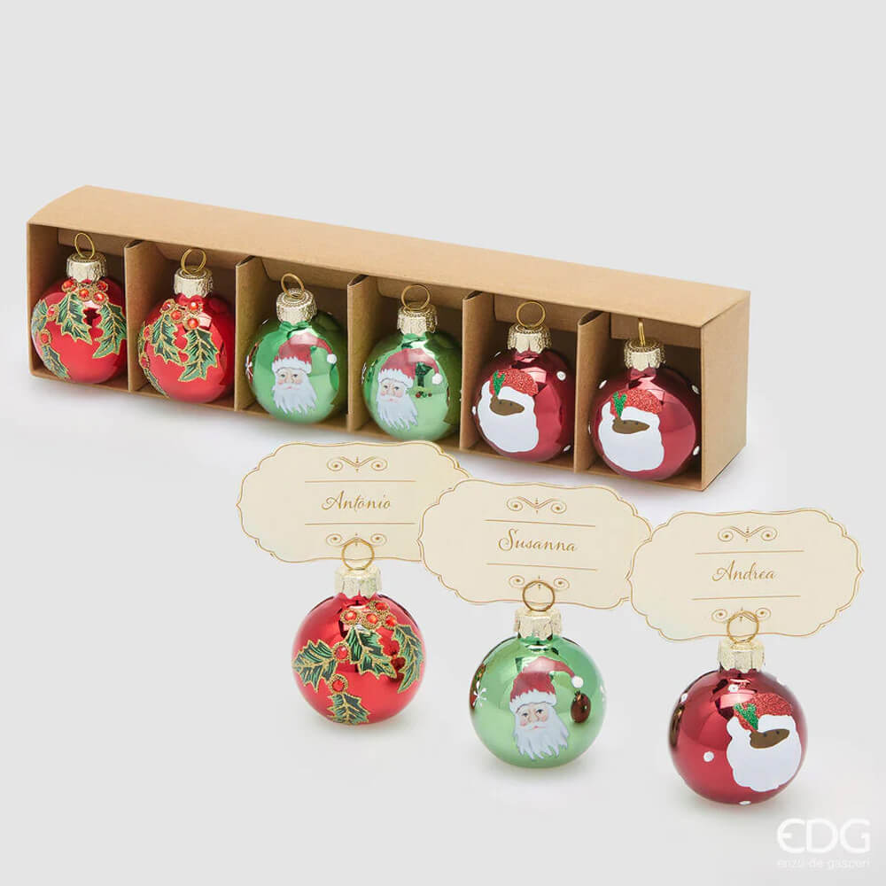 Set da 6 palline natalizie in vetro rosse e verdi con disegni di Babbo Natale e agrifoglio, usabili come segnaposto decorativo.