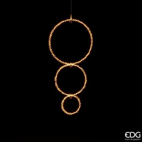 Decorazione luminosa EDG con tre anelli di diverse dimensioni uniti in verticale, illuminati da microled a luce calda.