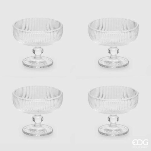 Set da 4 coppe in vetro trasparente con righe verticali e base con piede tondo decorato.