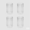 Lot de 4 verres en verre transparent avec des rayures verticales gaufrées et un fond incurvé, parfaits pour l'eau ou les boissons rafraîchissantes.