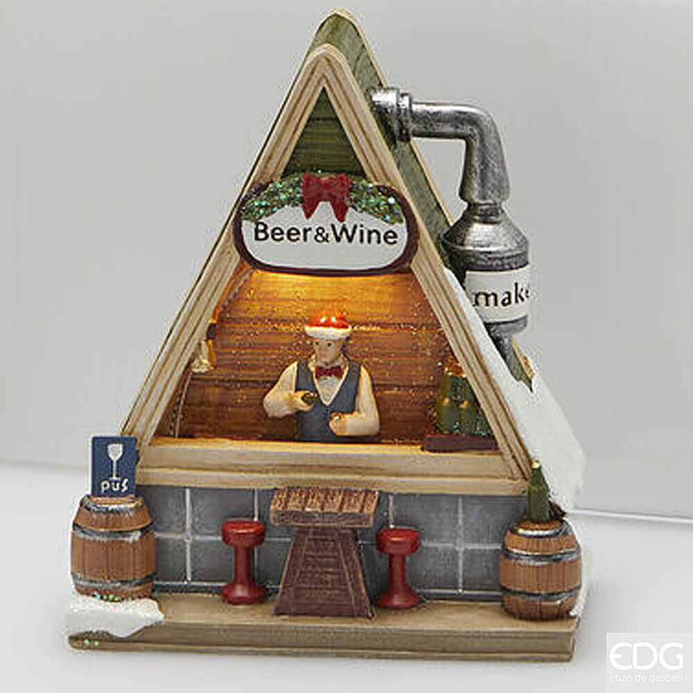 Décoration de Noël Enzo De Gasperi en forme de pub Beer & Wine avec des lumières LED chaudes et des détails festifs sur une base enneigée.