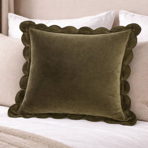 Cuscino in velluto verde oliva con bordo smerlato, forma quadrata e finitura elegante, appartenente alla collezione Petali Velluto.