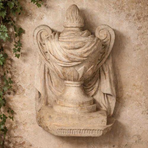 Decorazione da parete in resina stile shabby con dettagli scolpiti e finitura effetto pietra antica.