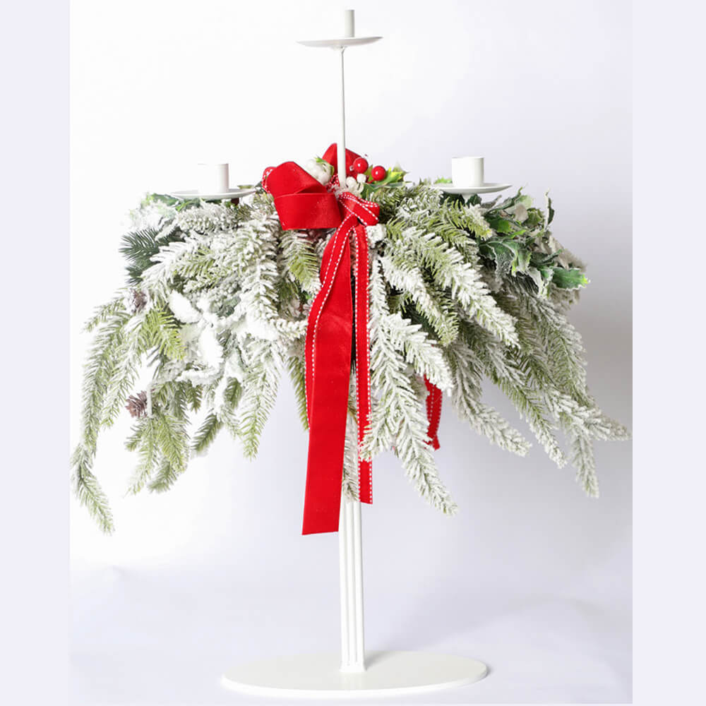 Candeliere Fiori di Lena 3 fiamme con rami di pino innevati e fiocco rosso – decorazione natalizia shabby chic profumata H50 cm.