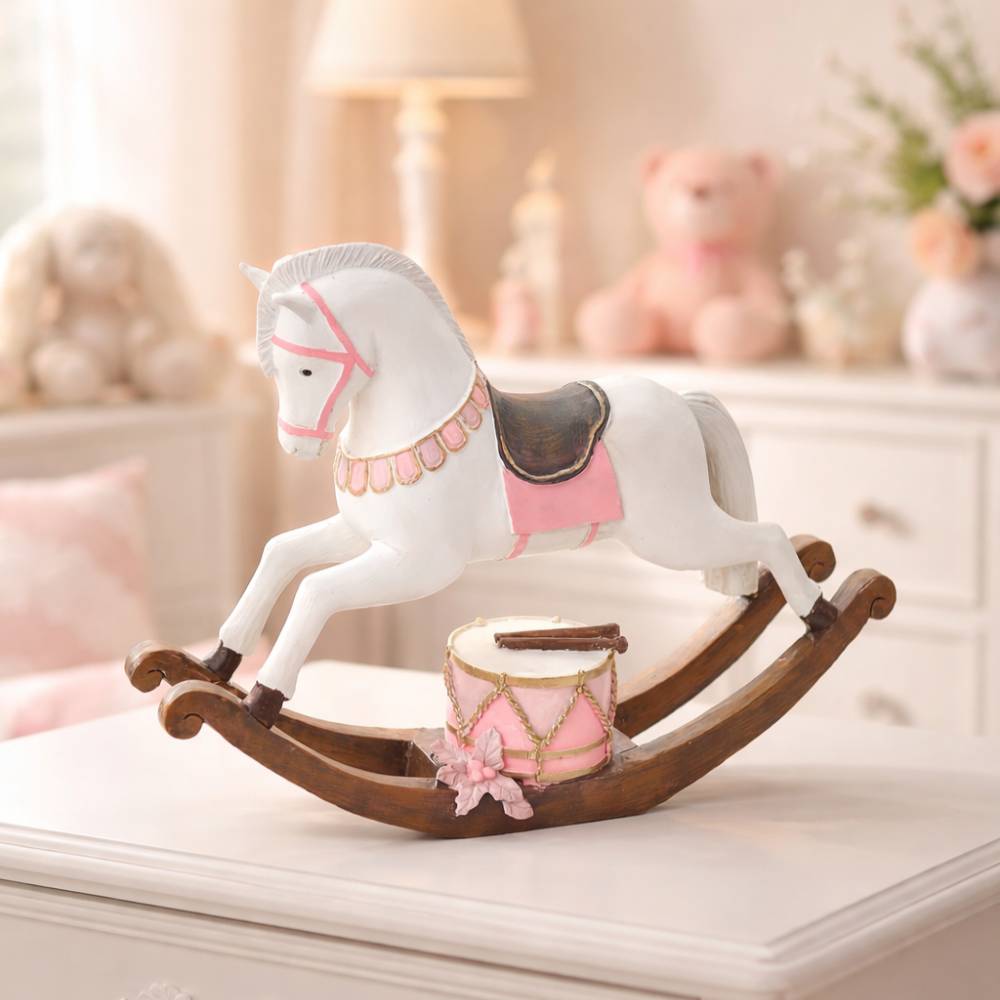 Nuvole di Stoffa Cavalluccio con Tamburo 32x25 cm 1 Cavalluccio a dondolo in resina bianca con sella rosa e tamburo decorativo, rifinito a mano, ideale come decorazione natalizia.