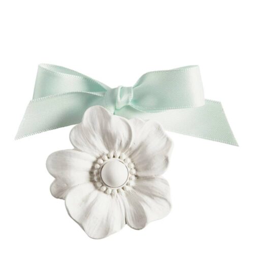 Fiore decorativo profumato in gesso bianco con perla centrale, ornato con un nastro in raso verde acqua, in stile romantico francese.