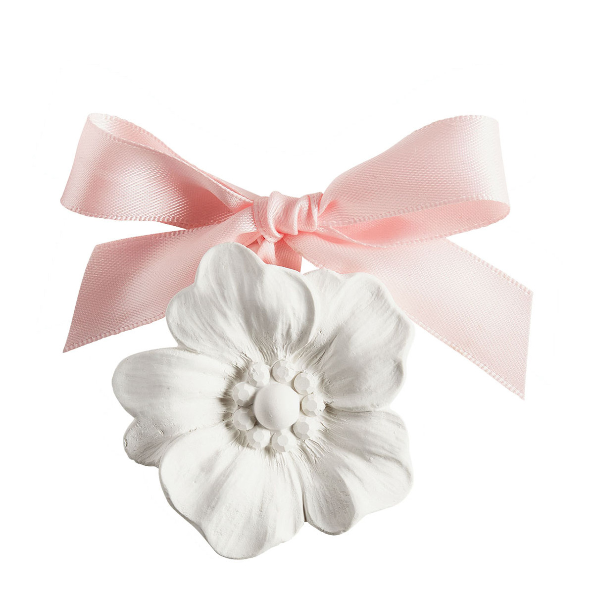 Mathilde M Scented Flower Fête Nacrée 5,3 cm Thé de Fête 1 Fiore in gesso bianco con perle decorative e nastro rosa cipria in raso, in stile elegante e romantico.