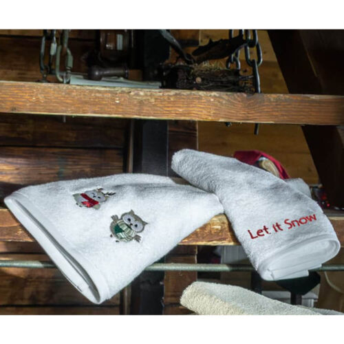 Coppia asciugamani bianchi in spugna con ricamo natalizio e scritta rossa "Let it Snow".