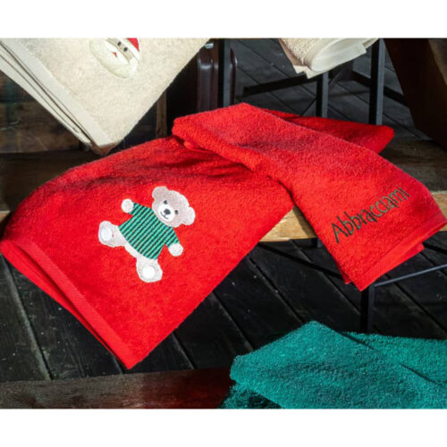 Coppia di asciugamani rossi natalizi in spugna con orsetto ricamato e scritta “Abbracciami”.