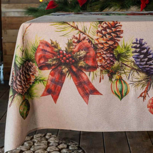 Tovaglia natalizia in cotone 150x320 cm con stampa di pigne, palline, rami di pino e fiocco rosso scozzese.