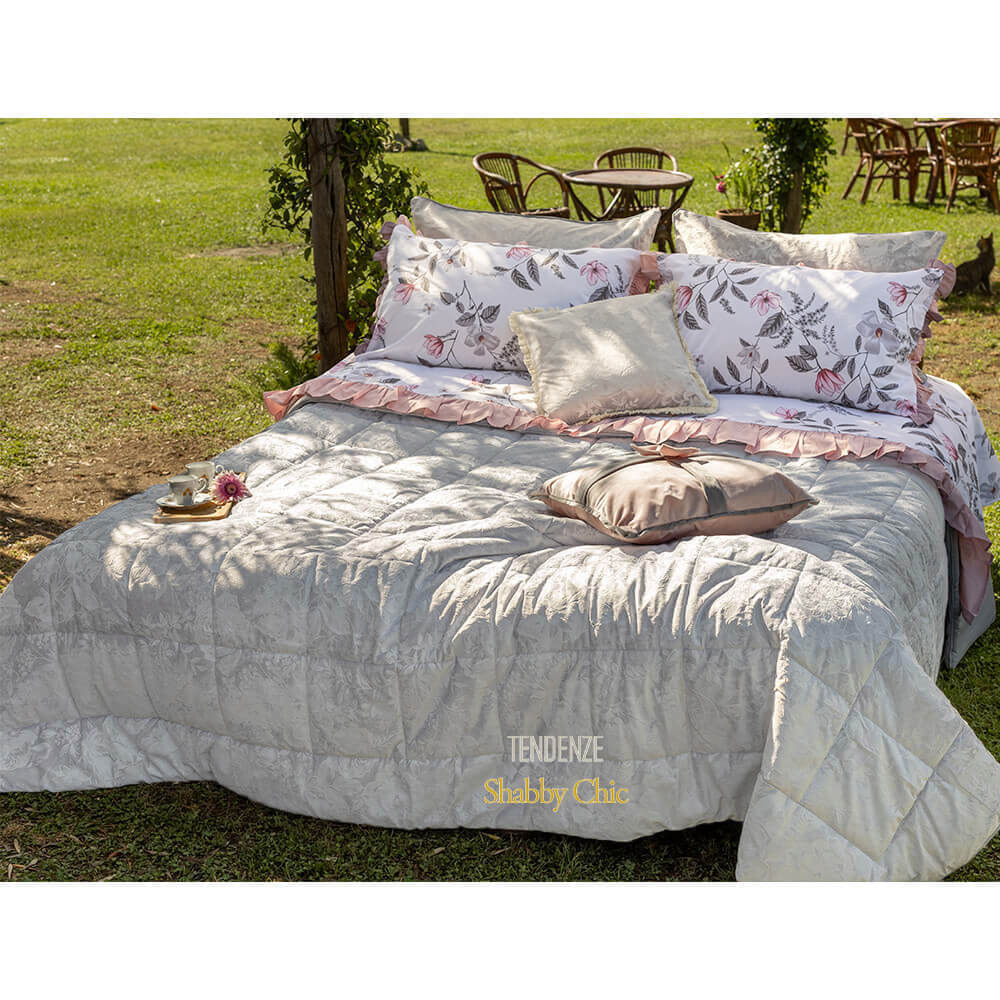 Colcha doble MICAELA de 260x260 cm con estampado floral tono sobre tono y fundas de almohada a juego de 50x80 cm.