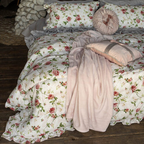 Trapunta matrimoniale ROSY 260x260 cm con fantasia floreale e balza arricciata, completa di federe coordinate 50x80 cm.