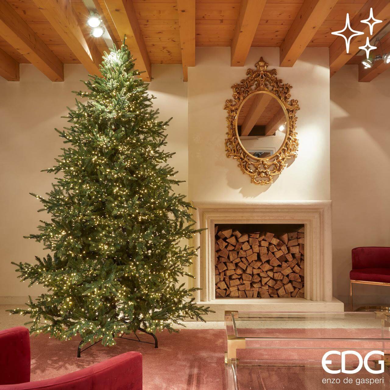Albero di Natale artificiale alto 270 cm con 6000 luci LED calde, rami folti in PE e PVC, base in metallo nero.