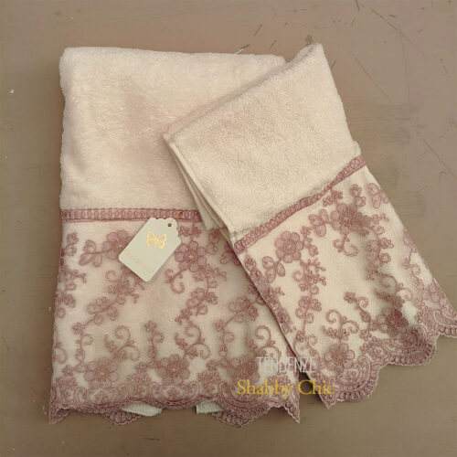Paire de serviettes Fiori di Lena en éponge ivoire avec dentelle rose, idéales pour la salle de bain Shabby Chic ou comme cadeau élégant fait main.
