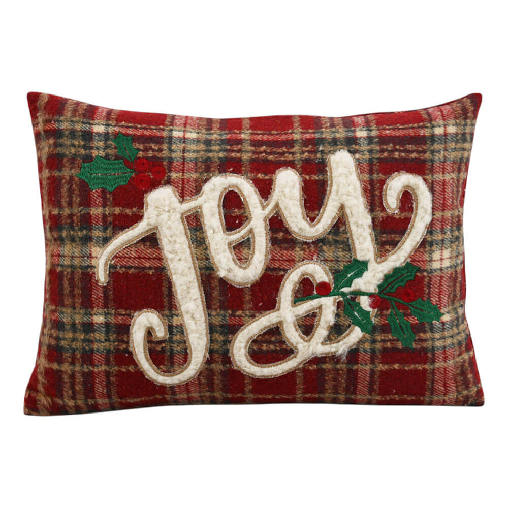 Cuscino rettangolare in tessuto tartan rosso con scritta "Joy" ricamata in rilievo e decori natalizi in feltro, completo di imbottitura.