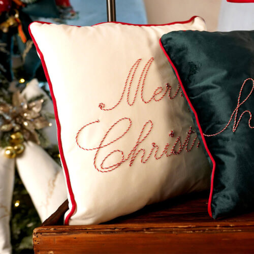 Cuscino quadrato in velluto avorio con ricamo “Merry Christmas” in cordino rosso e bianco a spirale, rifinito con bordo rosso, completo di imbottitura.