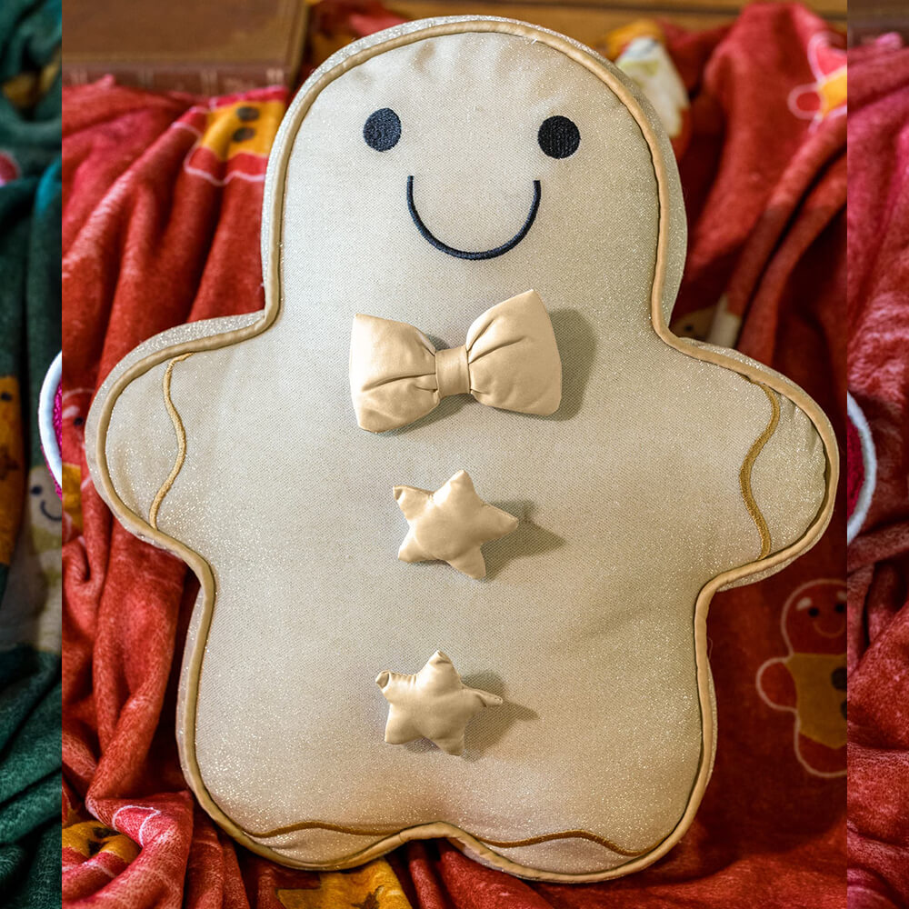 L’Atelier 17 Cuscino Gingerbread Avorio e Glitter con Papillon h 45 cm 1 Cuscino a forma di omino di pan di zenzero bianco con papillon e stelle applicate, realizzato in tessuto brillante.