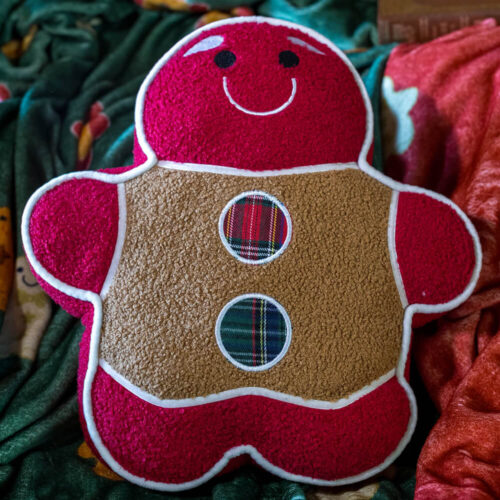 Cuscino a forma di omino di pan di zenzero rosso con gilet marrone e bottoni in tessuto scozzese.