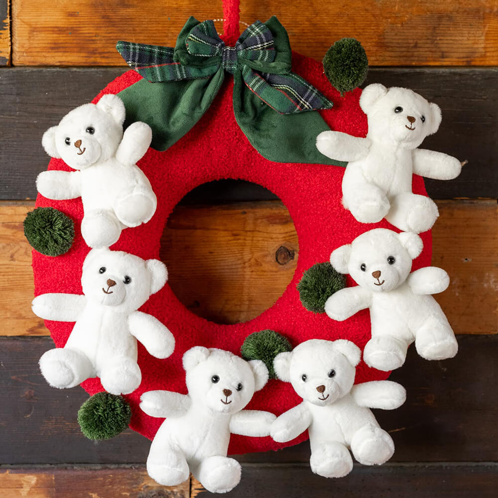 L’Atelier 17 Ghirlanda Rossa con Orsetti Fuoriporta 40 cm 1 Ghirlanda rossa decorativa con sei orsetti bianchi in peluche e fiocco scozzese verde, ideale come fuoriporta natalizio.