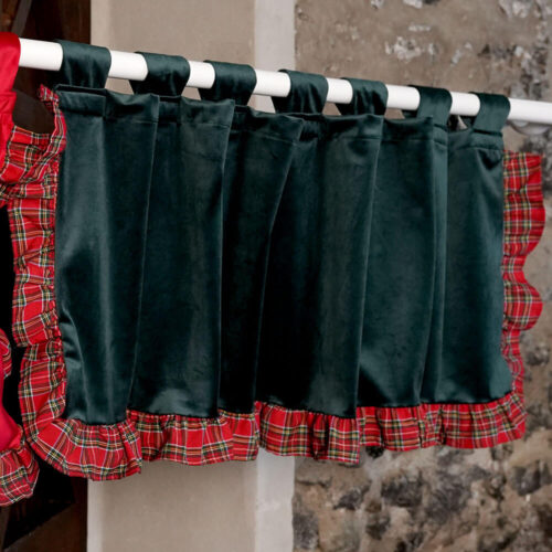 Lambrequin de Noël en velours vert avec un volant tartan de 7 cm et des passants pour tringle, signé Clodette, collection Bon Bon.