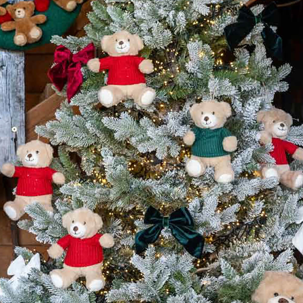 Set di 4 orsetti decorativi in peluche con maglioncini verdi e rossi da appendere all’albero di Natale.