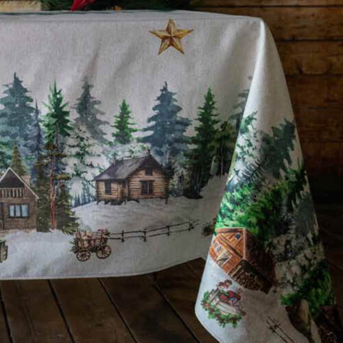 Tovaglia invernale in cotone 150x280 cm con scena natalizia: baite in legno, alberi innevati e carrozze trainate da cavalli.