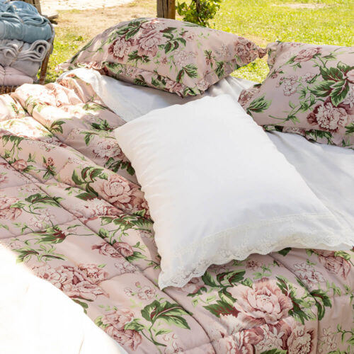 Colcha doble floral rosa empolvado con dos fundas de almohada a juego, ribete de encaje blanco y estampado de flores sobre base beige, tamaño 260x260 cm.