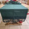 Camino de mesa de algodón verde bosque con un elegante borde de encaje bordado sobre tul, ideal para embellecer la mesa con estilo.