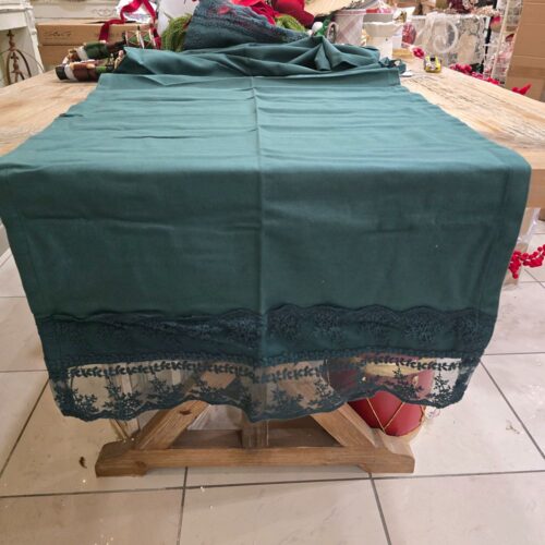 Runner verde bosco in cotone con elegante bordo in pizzo ricamato su tulle, ideale per impreziosire la tavola con stile.