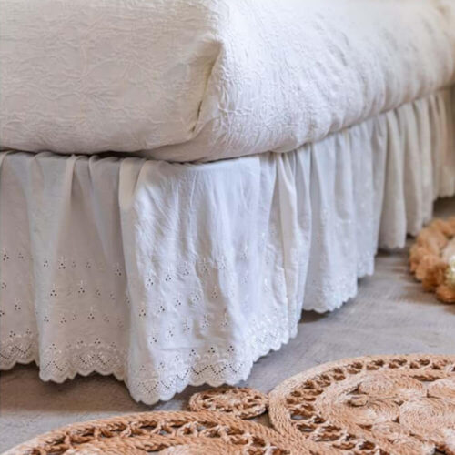 Gonna letto matrimoniale bianca in poliestere con balza arricciata e bordo in pizzo sangallo.