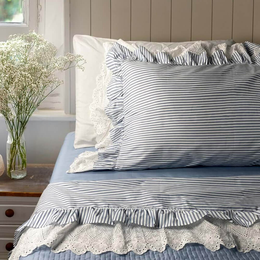 Blanc Mariclo Completo Letto Riviera Riga Azzurra 260x290 1 Completo letto matrimoniale azzurro con fantasia a righe e balza in pizzo sangallo bianco.