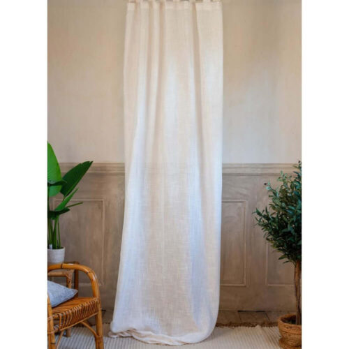 Tenda lunga color beige con passanti e tessuto leggero effetto lino, texture incrociata visibile.