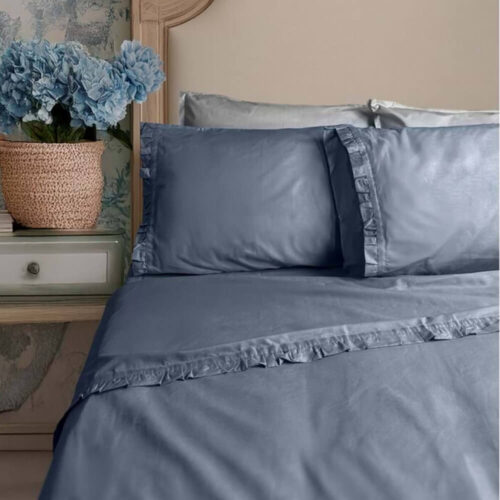 Completo lenzuola matrimoniali azzurro con gala arricciata tono su tono e federe coordinate.