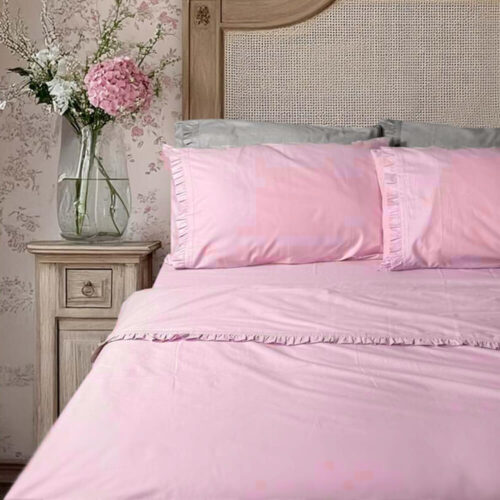 Completo letto rosa in cotone Blanc Mariclò con gala decorativa, composto da lenzuolo sopra, sotto e due federe.