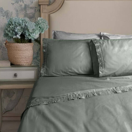 Completo letto verde salvia in cotone con gala decorativa e due federe abbinate, collezione Blanc Mariclò Sogno.