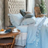 Completo letto Blanc Mariclò azzurro a righe con gala arricciata su lenzuolo e federe, collezione Dolci Righe.