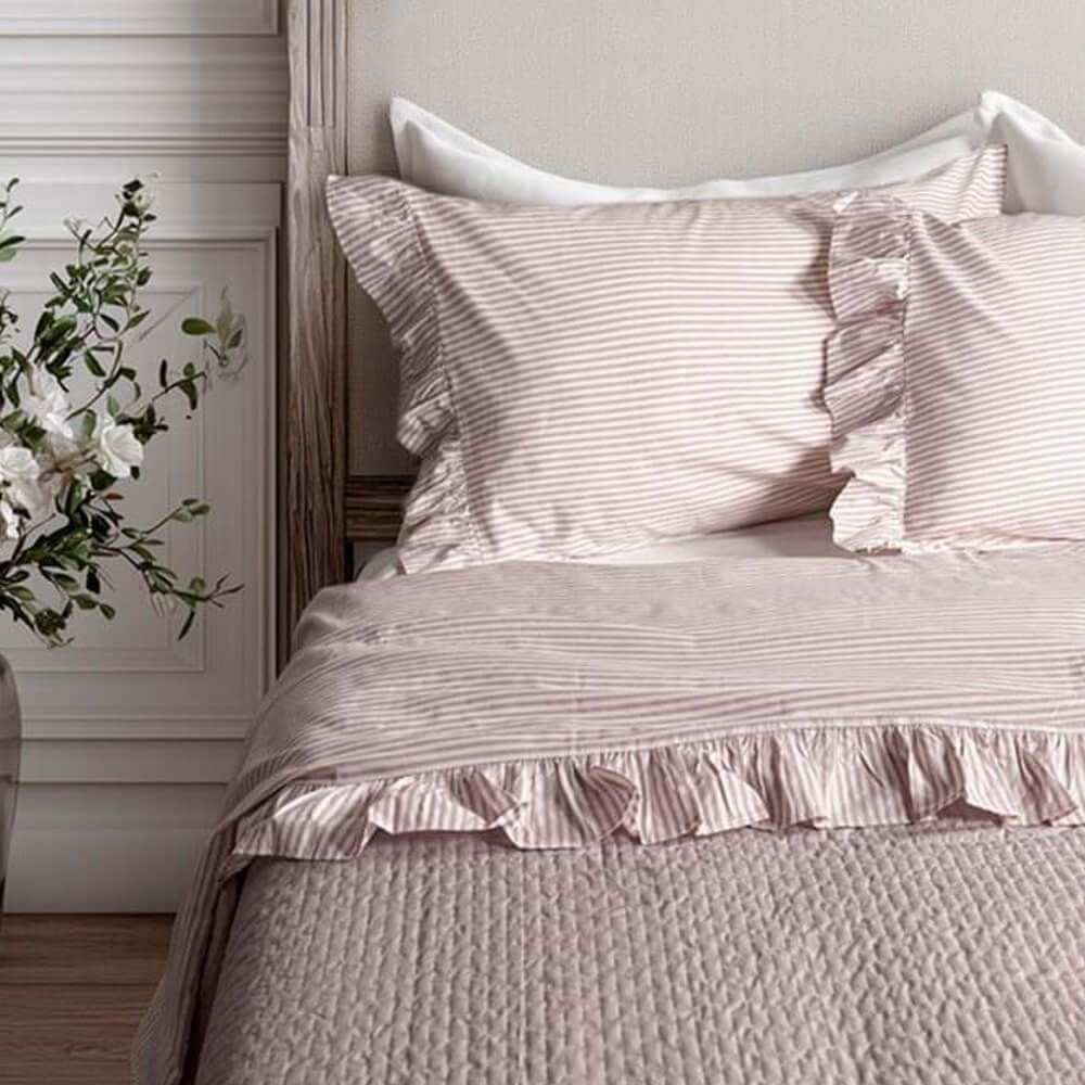 Blanc Mariclò Completo 1 piazza e mezza Rosa Righe 1 Completo letto Blanc Mariclò rosa a righe con gala arricciata e federe abbinate, stile romantico e raffinato.