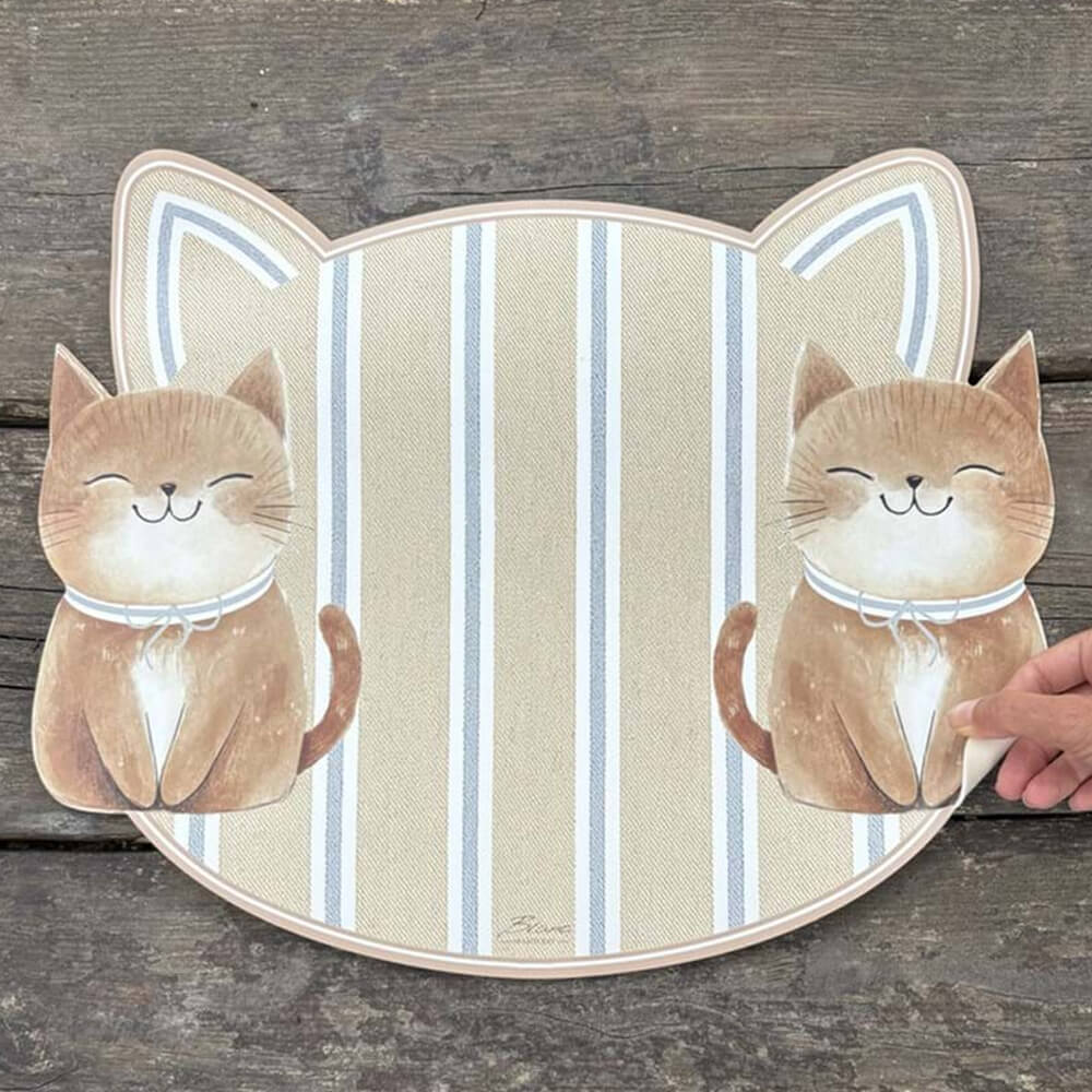 Tovaglietta in vinile a forma di gatto con sfondo a righe beige e disegni di due gattini sorridenti ai lati.