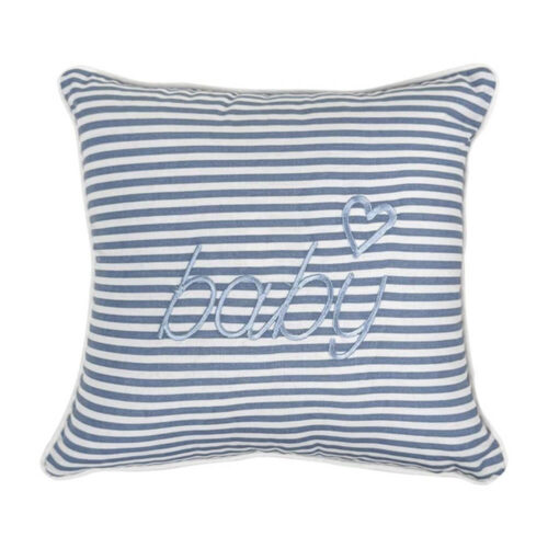 Cuscino quadrato con fantasia a righe bianche e azzurre, scritta "baby" ricamata in azzurro e cuore decorativo.